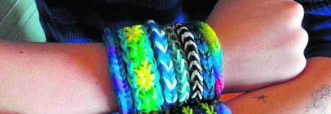 LOOM BANDS, LA MODA DEGLI ELASTICI COLORATI. L'ALLARME DEI MEDICI: ''PERICOLOSA PER LA SALUTE'' - 10/07/2014