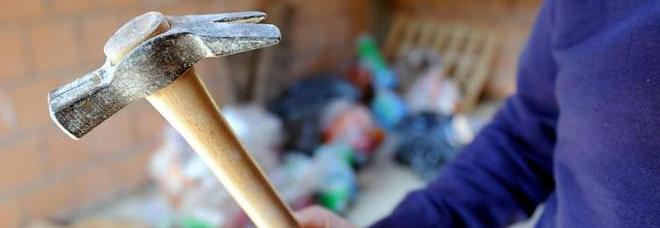AGGREDISCE A MARTELLATE LA FIGLIA DI 3 ANNI: ''SENTIVO DELLE VOCI CHE MI DICEVANO DI COLPIRLA'' - 01/01/2015
