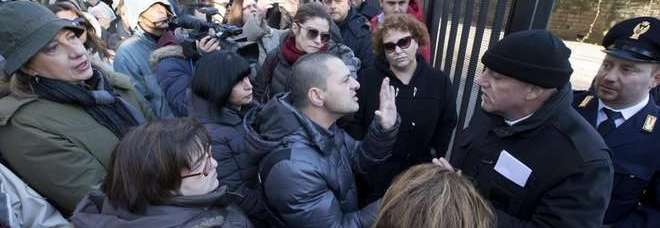 PINO DANIELE, CAMERA ARDENTE CHIUSA AL PUBBLICO. FAN DELUSI: ''UNA VERGOGNA MAI VISTA'' - 06/01/2015
