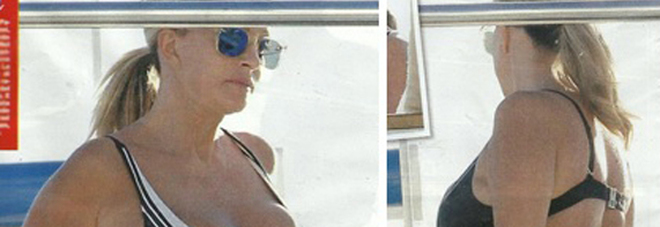 PAOLA FERRARI, SIRENETTA IN UN BIKINI ESPLOSIVO A CANNES COL MARITO MARCO DE BENEDETTI - 18/05/2016