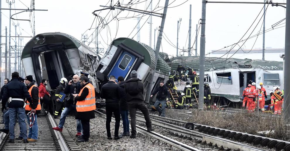 MILANO, DERAGLIA TRENO CARICO DI PENDOLARI. CI SONO MORTI E CENTINAIA DI FERITI - 25/01/2018