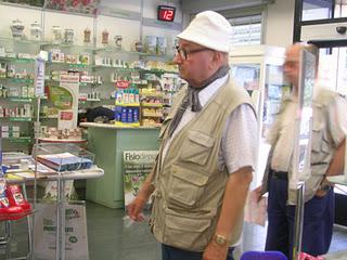 'N RAGAZZO ENTRA 'N FARMACIA E DICE AR FARMACISTA: M'HAI DATO I PRESERVATIVI BUCATI! ... - 17/03/2012