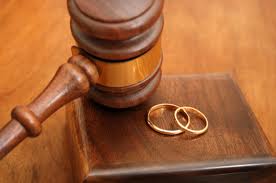ER GIUDICE A 'NA DONNA 'N TRIBUNALE PE' 'NA CAUSA DE DIVORZIO: - 25/04/2012