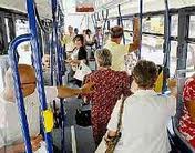 UN BORSEGGIATORE SALE SU 'N AUTOBUS E GRIDA: - 25/04/2012