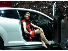 SI VEDETE UN UOMO APRI' LA PORTIERA DELL'AUTO A 'NA DONNA... - 25/04/2012