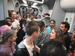 ER VAGONE DER TRENO E' STRAPIENO DE GENTE...A 'N CERTO PUNTO 'NA SIGNORA SE RIVOLGE SCOCCIATA A 'N OMO DIETRO DE LEI… - 25/04/2012