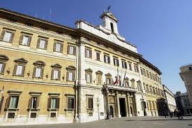 'N TIZIO ARRIVA CO 'NA MACCHINA PIUTTOSTO VECCHIA, DAVANTI A MONTECITORIO, POSTEGGIA PROPRIO 'N MEZZO ALLA STRADA... - 04/03/2012
