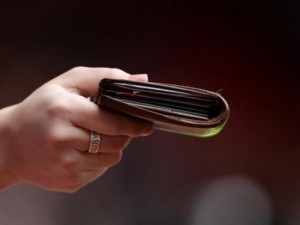 Trova e restituisce un portafoglio: denunciata per furto aggravato - 04/02/2013