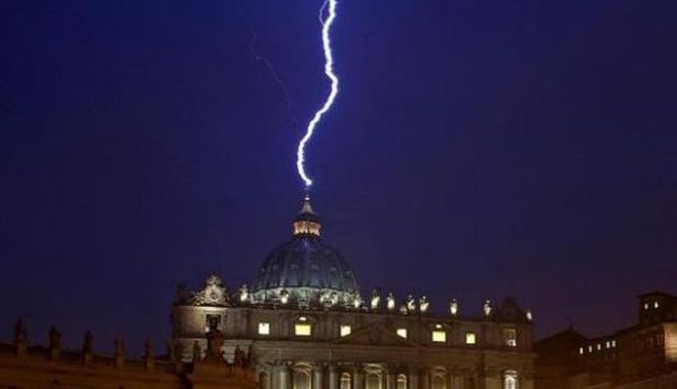 FULMINE SU SAN PIETRO, IL WEB: 'FALSO'. MA IL VIDEO TOGLIE OGNI DUBBIO -GUARDA - 12/02/2013