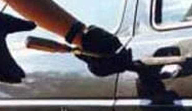 LADRO DISTRATTO RUBA L'AUTO CON DENTRO IL PROPRIETARIO: ARRESTATO - 18/02/2013