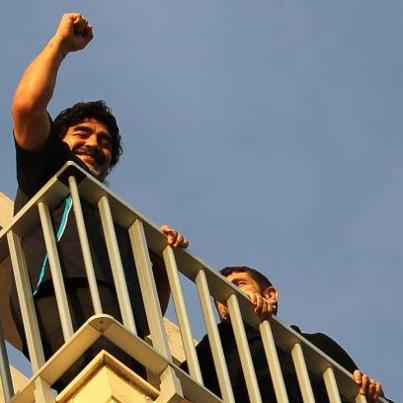Maradona a Napoli, balla con i tifosi napoletani dal balcone dell'hotel - 26/02/2013