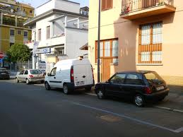Vuole parcheggiare ma sbaglia manovra: tutti bloccati, anche la... - Video esilarante - 06/02/2013