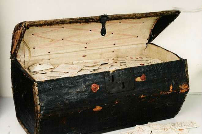TROVANO UN BAULE VECCHIO DI 300 ANNI: ECCO COSA C'ERA DENTRO - 10/11/2015
