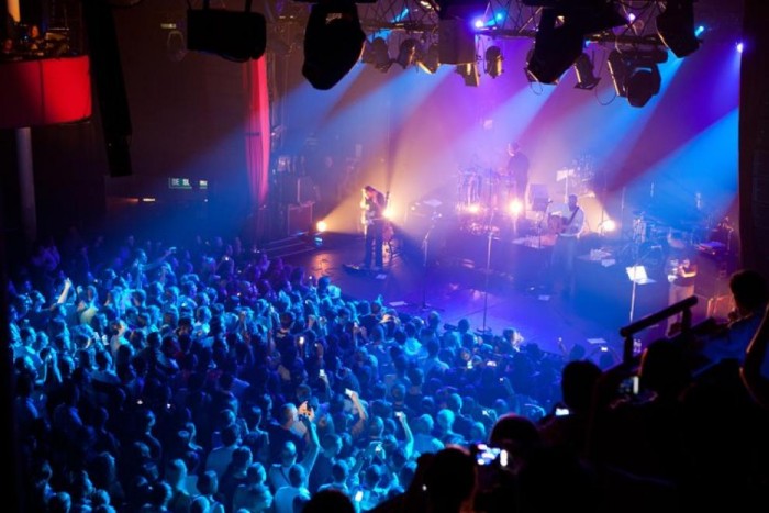 BATACLAN, IL PRIMO VIDEO DEGLI SPARI DURANTE IL CONCERTO - 16/11/2015