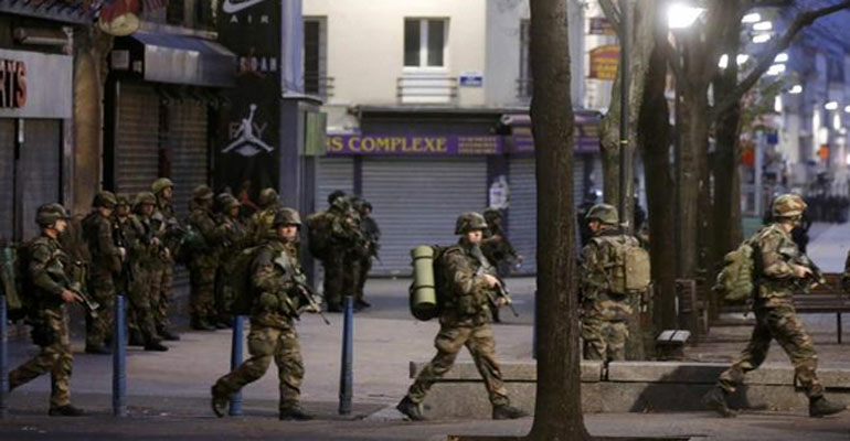 ATTENTATI DI PARIGI: BLITZ DELLE TESTE DI CUOIO A SAINT-DENIS: ''TRE MORTI, 2 BARRICATI E 1 PASSANTE'' - 18/11/2015