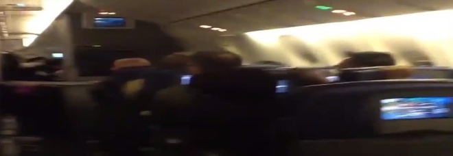TURBOLENZA CHOC IN AEREO: 4 PASSEGGERI IN OSPEDALE. PANICO IN CABINA - VIDEO - 17/12/2014