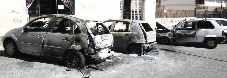 ROMA, PAURA PIROMANE:  SEI AUTO E DUE MOTORINI IN FIAMME - FOTO - 18/09/2013