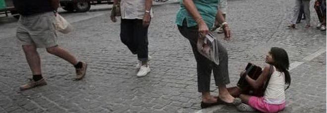DONNA PRENDE A CALCI BIMBA ROM. LA FOTO INDIGNA IL WEB: ''IDENTIFICATELA'' - 18/09/2013