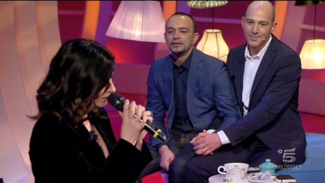 ANTONIO E ANDREA, BACIO GAY A 'C'È POSTA PER TE': È LA PRIMA VOLTA PER LO SHOW DELLA DE FILIPPI - FOTO E VIDEO - 17/02/2014