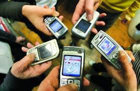 NOI CHE SENZA CELLULARE... NUN POTEMO VIVE !! - 06/03/2012