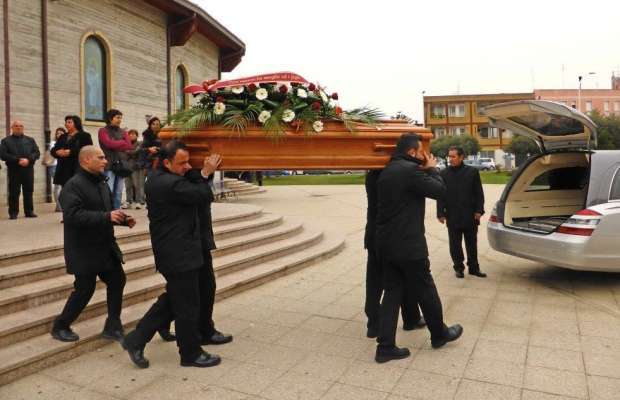 IL MORTO E' TROPPO ALTO, LO PIEGANO NELLA BARA - 27/02/2014