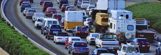 ROMA, HA UN INFARTO MENTRE GUIDA SUL GRA: 43ENNE SALVATO NEL TRAFFICO DAI MEDICI DEL 118 - 05/09/2014