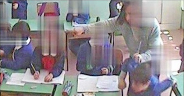 LA BIMBA SI SENTE MALE, LA MAESTRA: ''ORA MANGIA IL TUO VOMITO...'' - 22/06/2016