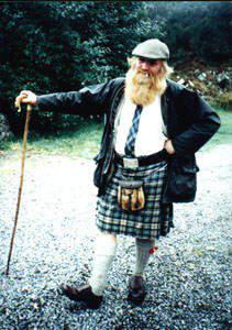 QUAL E' LA DIFFERENZA TRA 'NA GONNA E UN KILT SCOZZESE ?? ... INFILACE 'NA MANO E POI ME DICI !! - 13/03/2012