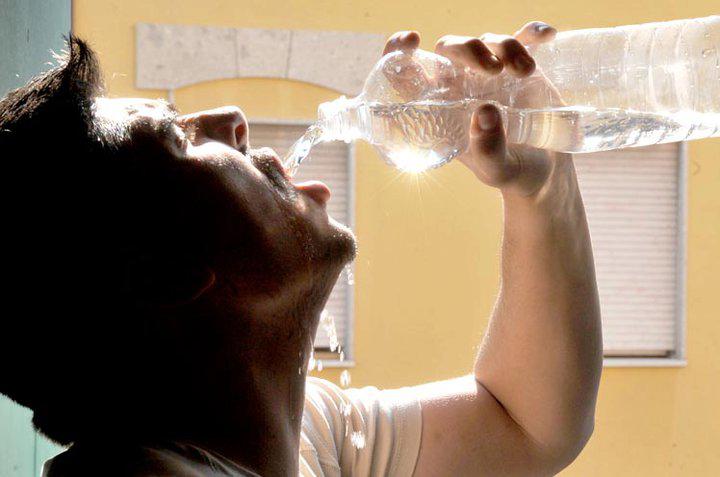 NUN SARO' EDUCATO... MA BEVE DALLA BOTTIJA DA PIU' GUSTO !! - 13/03/2012