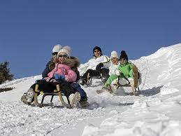 DUE BAMBINI STANNO A GIOCA' SULLA NEVE CO' LO SLITTINO !! - 15/03/2012