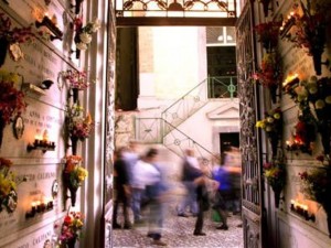 Rissa al cimitero tra due famiglie: ''Non dovete visitare i nostri morti'' - 03/11/2013