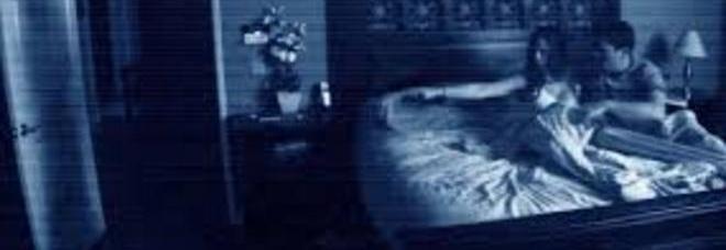 Mette le telecamere per i fantasmi e scopre la moglie che fa l'amore col figlio 16enne - 12/11/2013