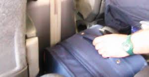 LADRO RUBA UNO ZAINO SUL TRENO MA QUANDO LO APRE RIMANE SCIOCCATO - 11/02/2014