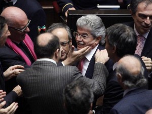 Tagli agli stipendi, la Casta si ribella. Razzi: 'Così dormirò in un sacco a pelo' - 21/03/2013
