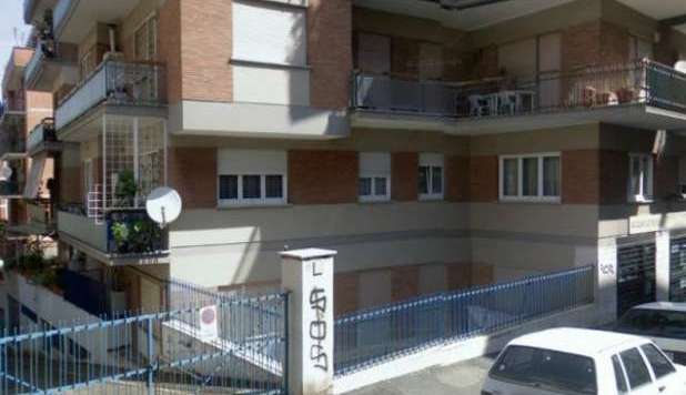 ROMA, VORAGINE E GEYSER A PORTUENSE: PAURA NELLA NOTTE. CHIUSA UNA SCUOLA - 20/03/2013
