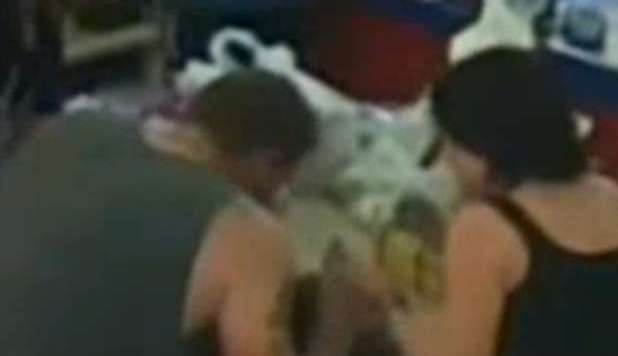 BIMBA AGONIZZANTE AL SUPERMERCATO, SCONOSCIUTO LE DÀ IL 'BACIO DELLA VITA' - VIDEO - 20/03/2013
