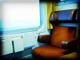 ROMA, 22ENNE SI SPOGLIA IN TRENO PER  FAR COLPO SU UNA RAGAZZA: DENUNCIATO - 08/04/2012