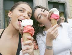 'NA RAGAZZA PASSEGGIA SPENSIERATA CO' ER GELATO IN MANO !! - 20/03/2012