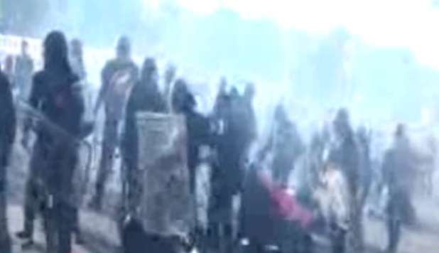 SCIOPERO ROMA, CELERINO PRENDE A CALCI IN PANCIA UN MANIFESTANTE INERME - VIDEO - 15/11/2012