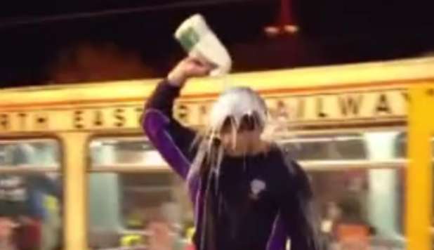 DOCCIA CON IL LATTE: LA MODA FOLLE IN STRADA - VIDEO - 26/11/2012