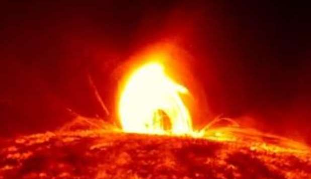 COSA SUCCEDE AL SOLE? MAXI FIAMMATE E MACCHIA GRANDE COME SEI TERRE -VIDEO NASA - 21/02/2013