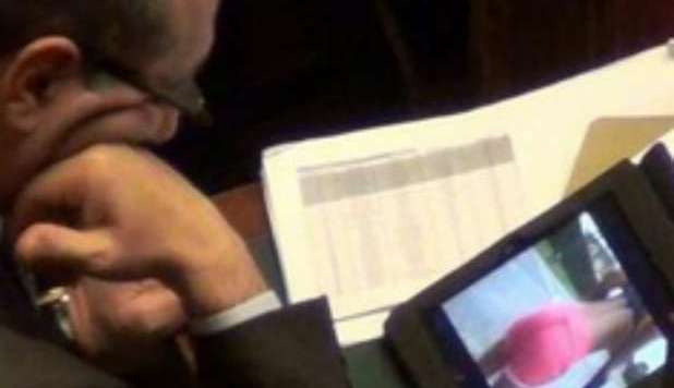 ONOREVOLE GUARDA IL 'LATO B' SUL TABLET, BECCATO DAL COLLEGA GRILLINO - FOTO - 23/03/2013