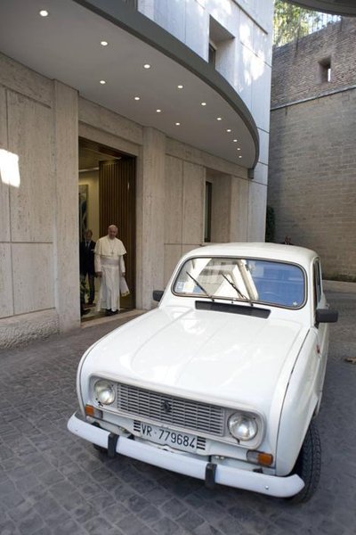 Papa Francesco guida (contromano) in Vaticano: dalla Papamobile alla Renault 4 - Foto all' interno - 12/09/2013