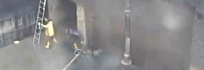 OPERAI TRAVOLTI E UCCISI DALL'ONDA: IL DRAMMA NEL VIDEO CHOC - 15/09/2013