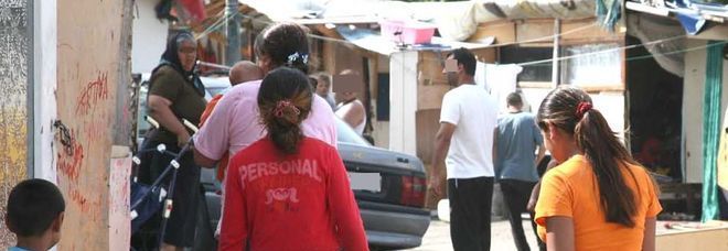 ROM SI AVVICINA A UNA BIMBA: LA GENTE CREDE CHE VOGLIA RAPIRLA: ''È STATO QUASI LINCIATO'' - 03/10/2013