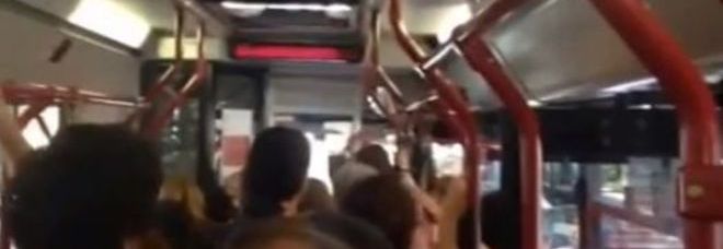 Roma, proteste per il bus in ritardo: l'autista spegne i motori per 20 minuti - Video - 07/10/2013