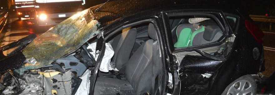 Terribile schianto: muore una mamma, feriti i due figlioletti di 2 e 8 anni -Foto - 14/11/2013