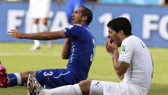 LA FIFA HA PRESO UNA FORTE DECISIONE IN MERITO AL MORSO DI SUAREZ A CHIELLINI. ECCO QUALE - 25/06/2014