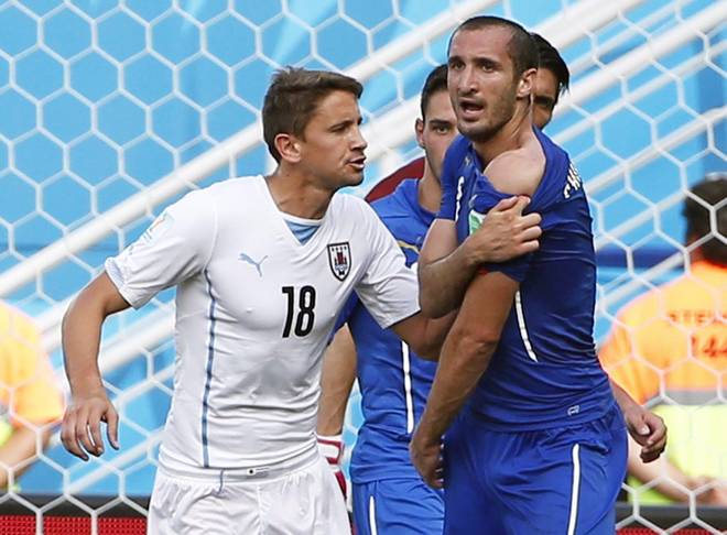 SCOMMETTE SUL MORSO DI SUAREZ, VINCE 680 EURO - 25/06/2014