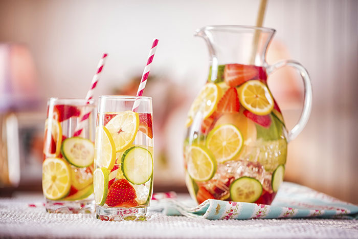 ACQUA DETOX: RICETTA PER DEPURARSI CON MELA, LIMONE E ZENZERO - 02/03/2017